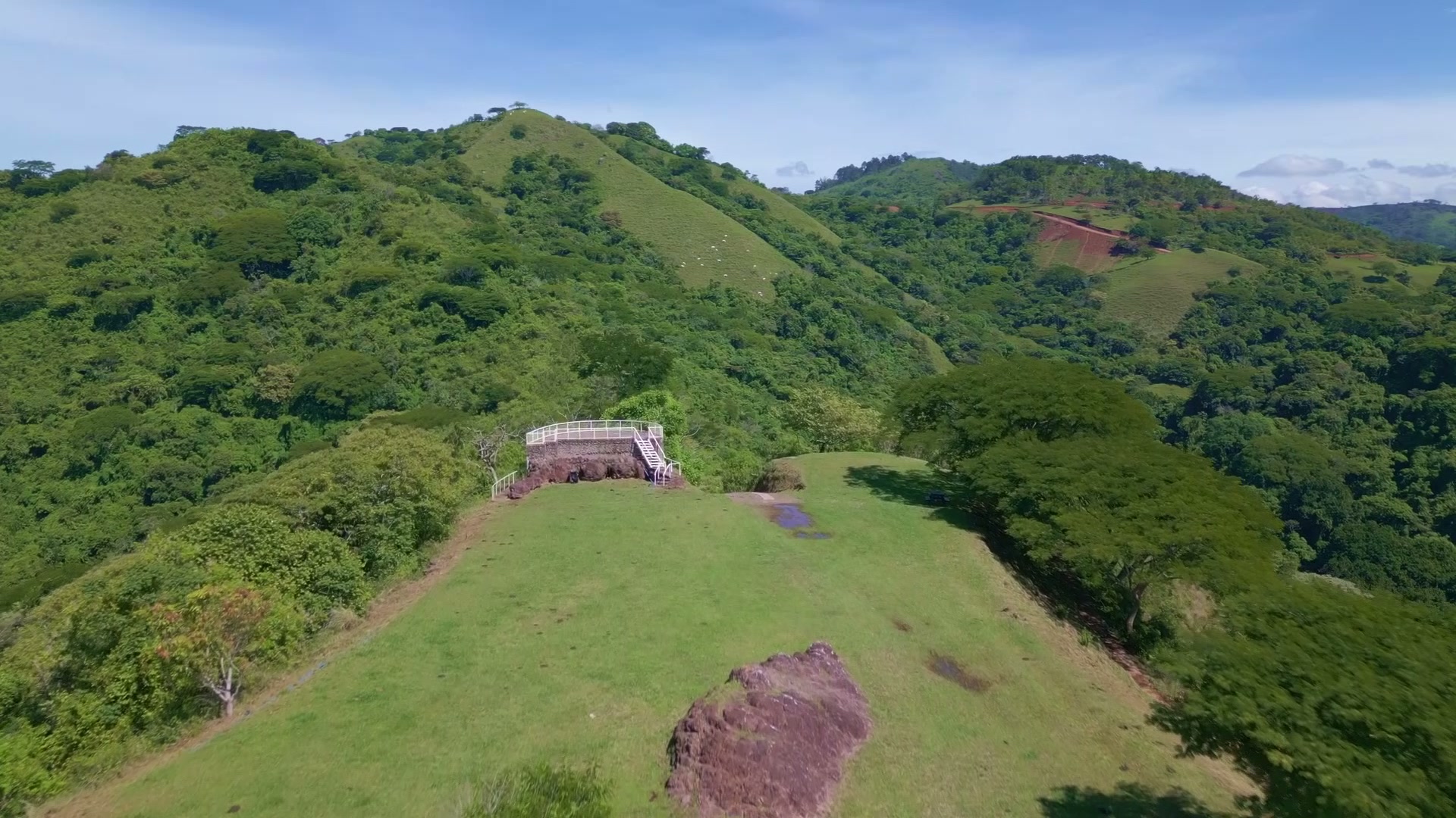 Vista panorámica de las montañas verdes de Santa Eulalia, Atenas, Costa Rica — sede de Monte de Oración